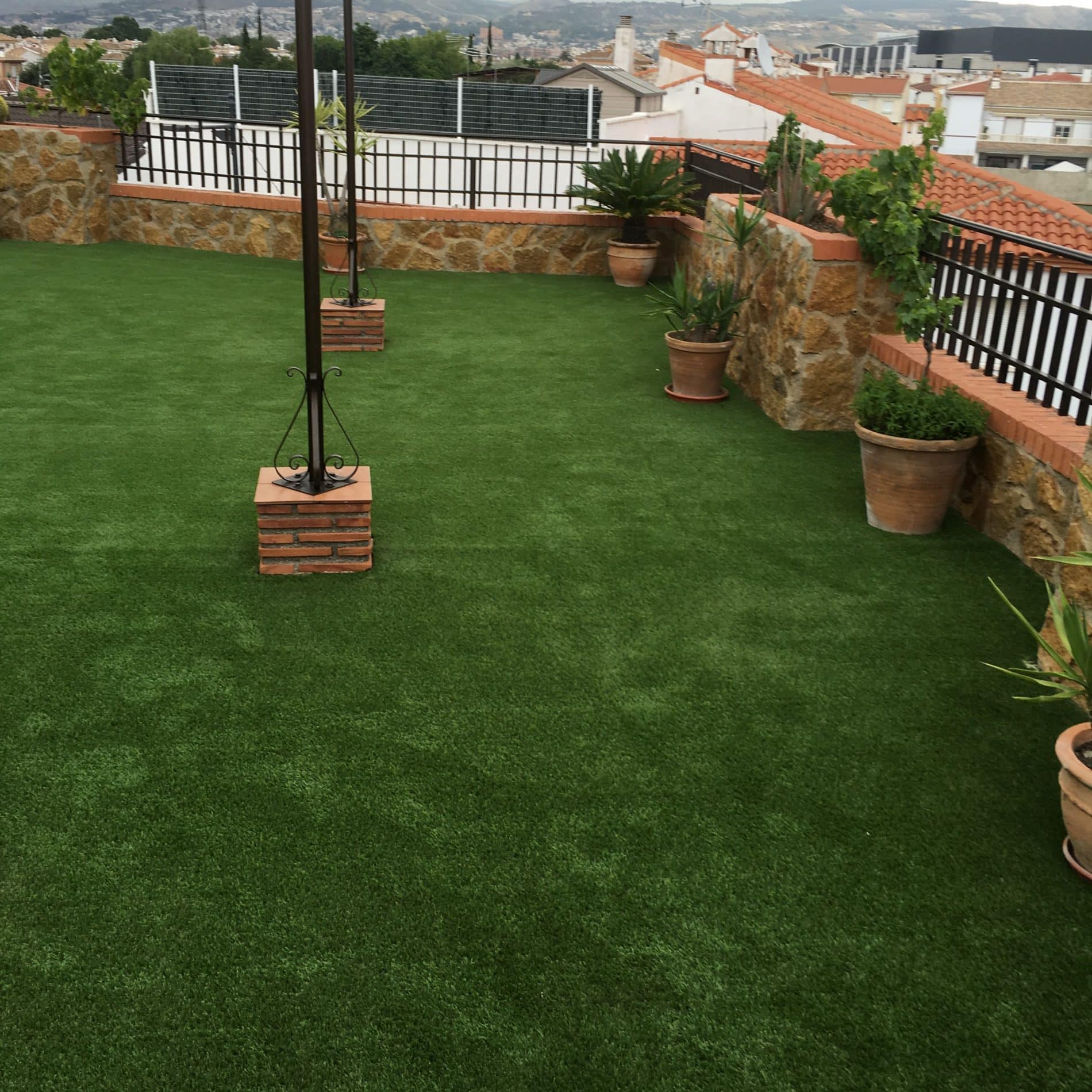 Césped artificial para terrazas: pros y contras -canalHOGAR