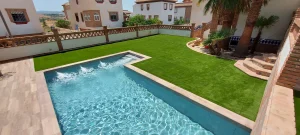 Césped para piscinas 42 Modelo-MASTER-casa-con-pisci-y-jardin-Otura-15-1