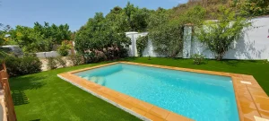 Césped para piscinas 41 Modelo-MASTER-jardin-bonito-con-pisci-La-Herradura-17