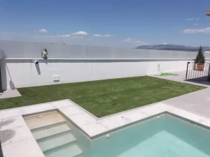 Césped para piscinas 40 Modelo-MASTER-piscina-en-atico-La-Zubia-2-11