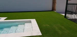 Césped para piscinas 37 Modelo-ROMEO-adosado-escalera-romana-7